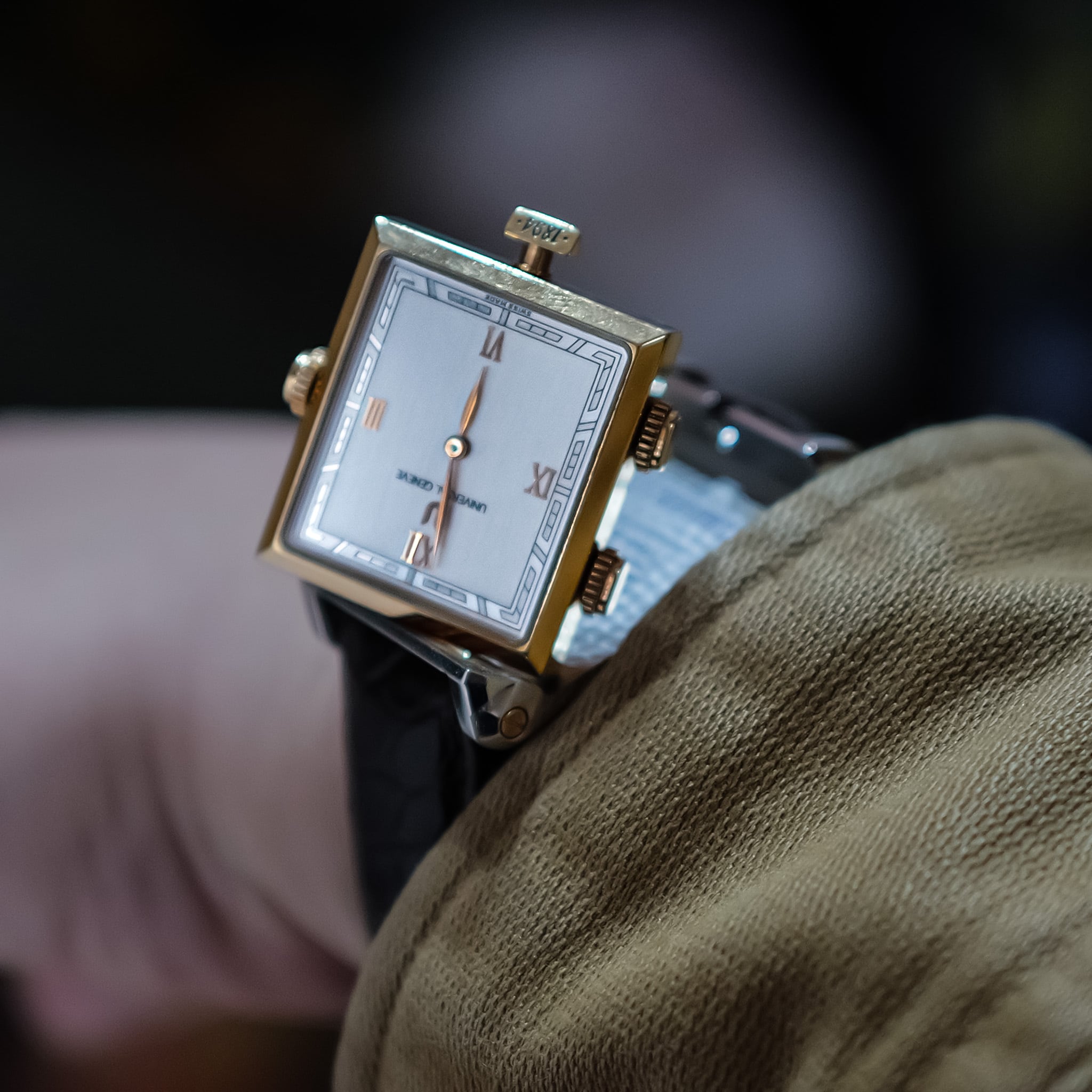 UNIVERSAL GENEVE ゴールデンヤヌスカブリオレ 042.400