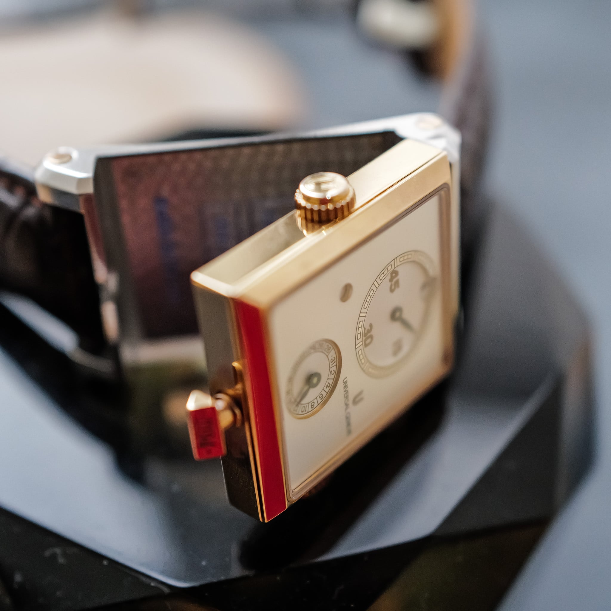 UNIVERSAL GENEVE ゴールデンヤヌスカブリオレ　042.400